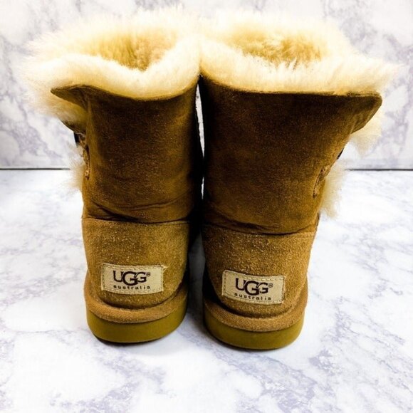 Kids Ugg K Bailey Button Boots in Chestnut Size 1 - Picture 2 of 9